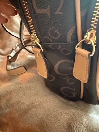 Mochila Guess Monogram Marrón y Beige
