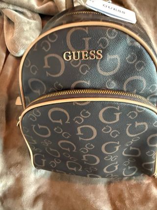 Mochila Guess Monogram Marrón y Beige