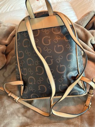Mochila Guess Monogram Marrón y Beige