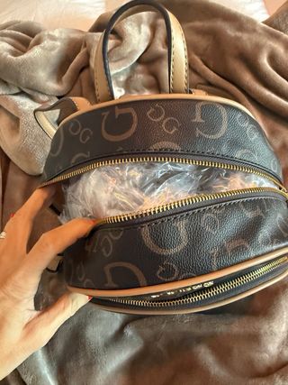 Mochila Guess Monogram Marrón y Beige