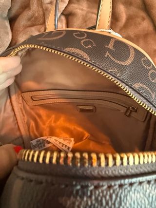 Mochila Guess Monogram Marrón y Beige