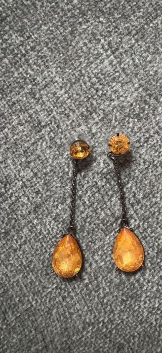 Pendientes dorados con piedra ámbar