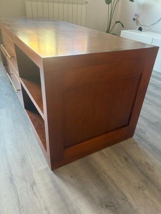 Vitrina cristal y mueble bajo para televisión