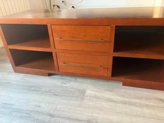 Vitrina cristal y mueble bajo para televisión