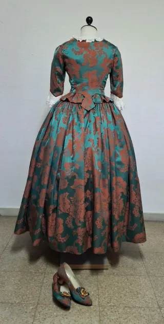 Elegante traje fallera esmeralda con motivos