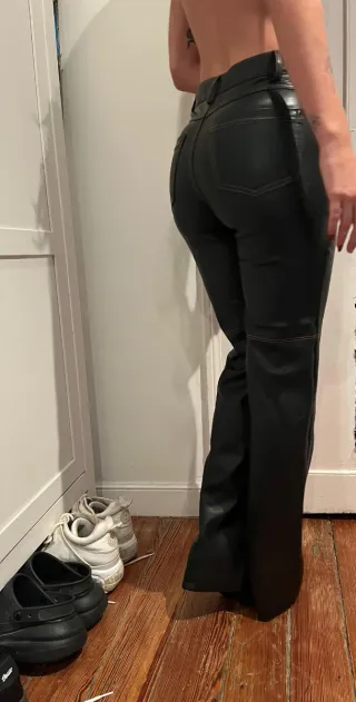 Pantalones Rectos Efecto Piel Negros