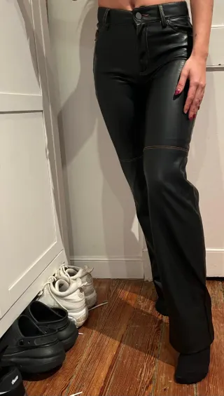 Pantalones Rectos Efecto Piel Negros