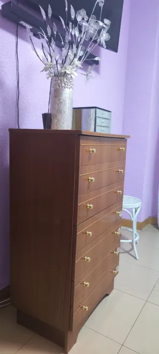 Cómoda de madera con 7 cajones