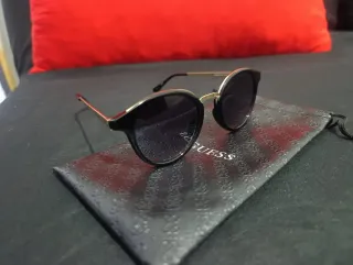 Gafas de Sol Guess Negras y Doradas