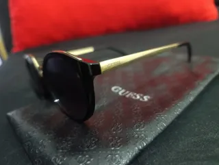 Gafas de Sol Guess Negras y Doradas