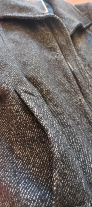 Abrigo gris y azul