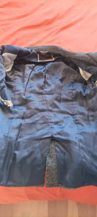 Abrigo gris y azul
