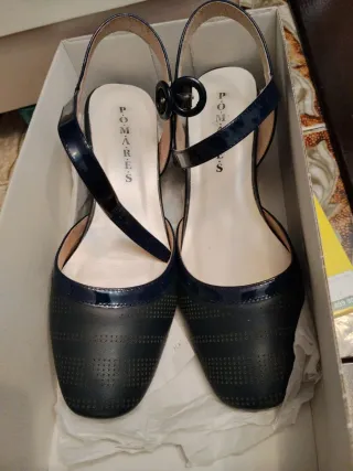 Sandalias Poma-res charol azul marino