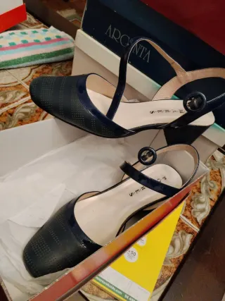 Sandalias Poma-res charol azul marino