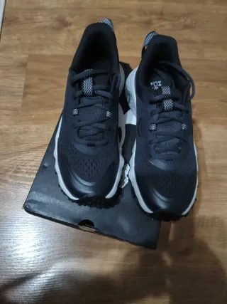 Deportivas Under Armour Negras y gris