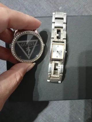 Dos relojes Guess