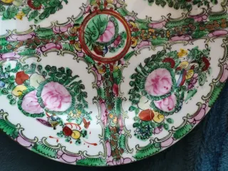 Coppia di piatti cinesi in porcellana stile Famille Rose