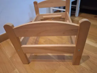 Cama de muñecas de madera