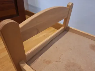 Cama de muñecas de madera