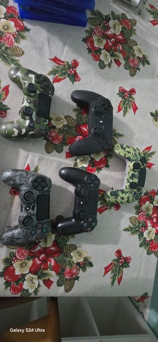 PS4 con 15 juegos y 5 mandos