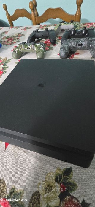 PS4 con 15 juegos y 5 mandos