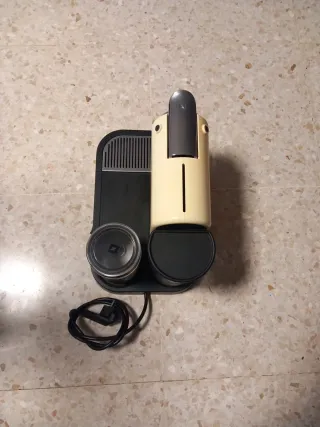 Cafetera Nespresso DeLonghi Casi Nueva