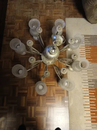 Lámpara de araña plateada con tulipas