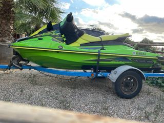 Moto de agua con remolque