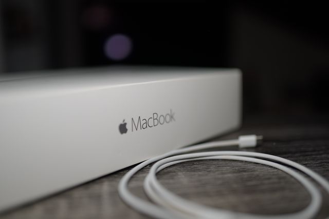 MacBook - i7 16GB RAM 512GB SSD