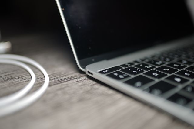 MacBook - i7 16GB RAM 512GB SSD