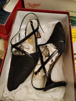 Sandalias tacón ante negro en buen estado