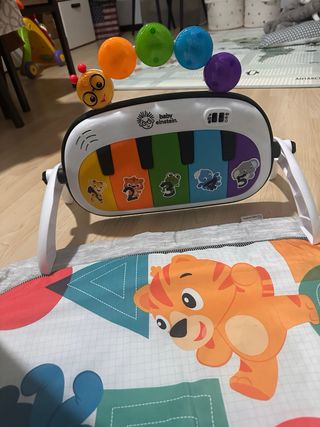 Gimnasio para bebé con arco y piano