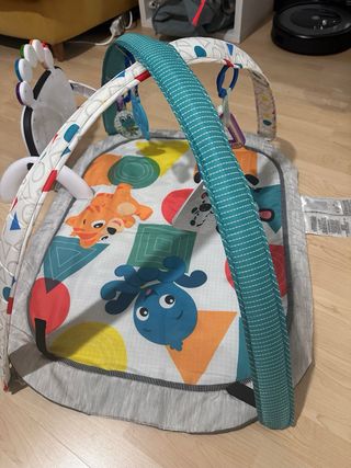 Gimnasio para bebé con arco y piano