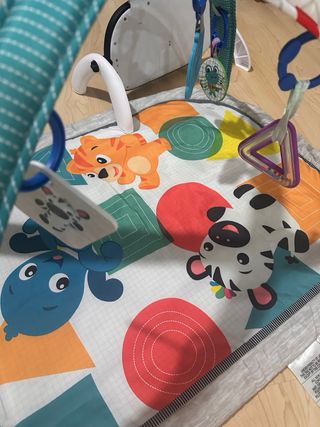 Gimnasio para bebé con arco y piano