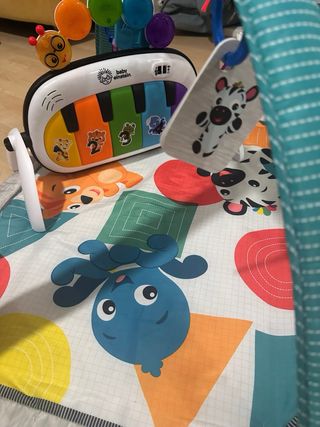 Gimnasio para bebé con arco y piano