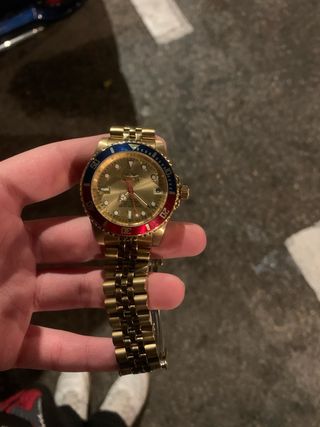 Reloj Invicta Dorado Bisel Rojo/Azul es automatico