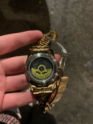 Reloj Invicta Dorado Bisel Rojo/Azul es automatico