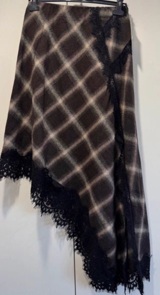 Saia assimétrica xadrez com renda