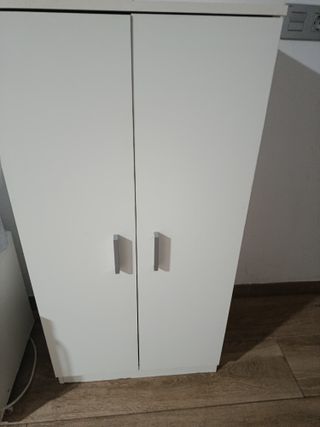 Mueble blanco con puertas