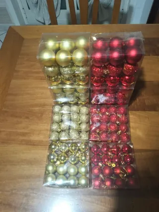 136 Palline di Natale. Due misure color rosso oro.