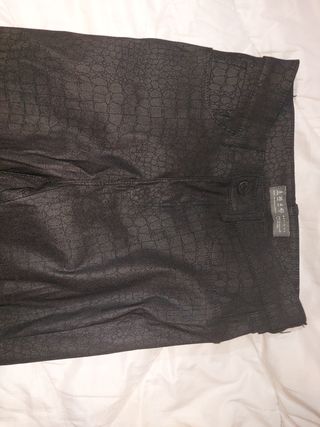 Pantalón pitillo negro efecto piel