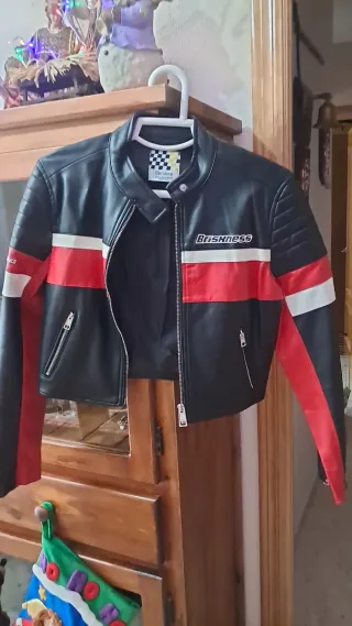 Chaqueta Bershka Negra y Roja