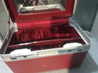 Maleta de viaje vintage roja