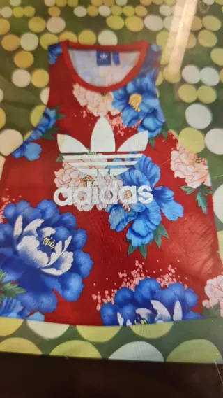 Camiseta Adidas floral roja y azul