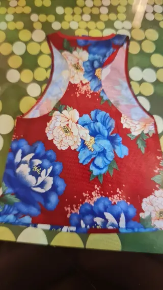 Camiseta Adidas floral roja y azul