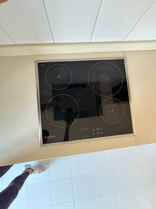 Cocina . muebles, vitrocerámica, horno, campana.