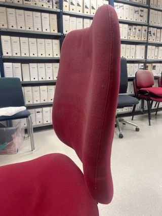 Silla de oficina ergonómica roja y negra