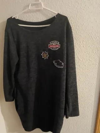 Vestido camiseta gris con parches