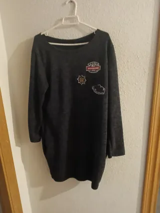 Vestido camiseta gris con parches