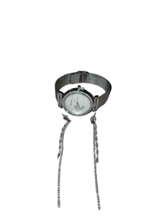 Reloj y pendientes plateados